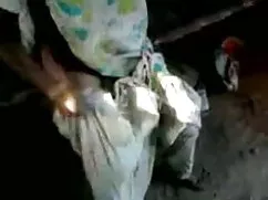 এক মহিলা বহু জোর করে ...